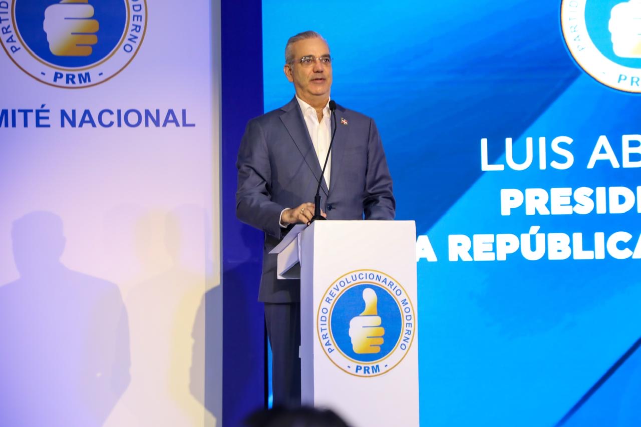 Luis Abinader llama al PRM a fortalecer la unidad