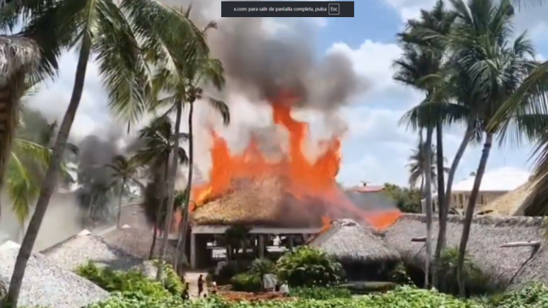 Llamas consumen una de las estructuras del hotel Viva Dominicus Beach en Bayahibe, República Dominicana, durante el incendio que obligó a evacuar a cientos de turistas.