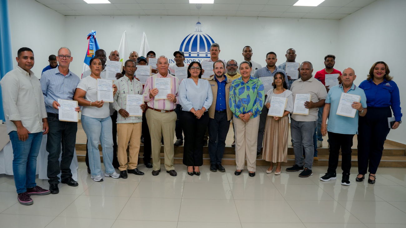 Entregan más de RD$20 millones en bonos a 29 productores para riego y energía solar