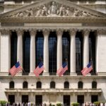 Wall Street cierra al alza una semana volátil entre rendimientos récord y caída del petróleo