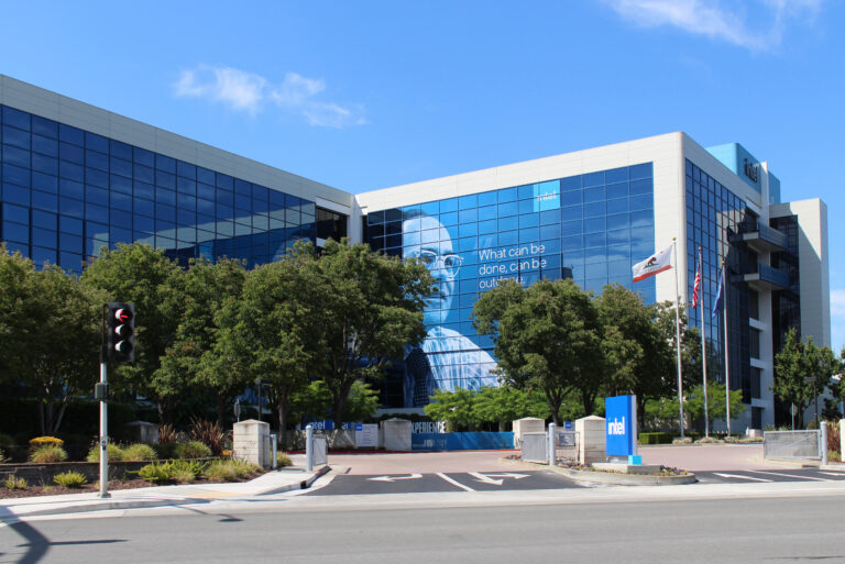 Intel se hunde casi 30 % tras acumular pérdidas por 11.609 millones de dólares en nueve meses