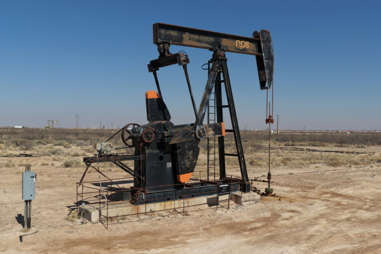 El petróleo Brent cierra en 116.72 dólares por las tensiones en Medio Oriente