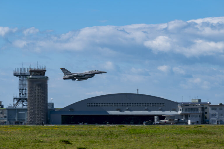 Imágenes satelitales confirman la destrucción de dos cazas rusos en la base de Jánskaya