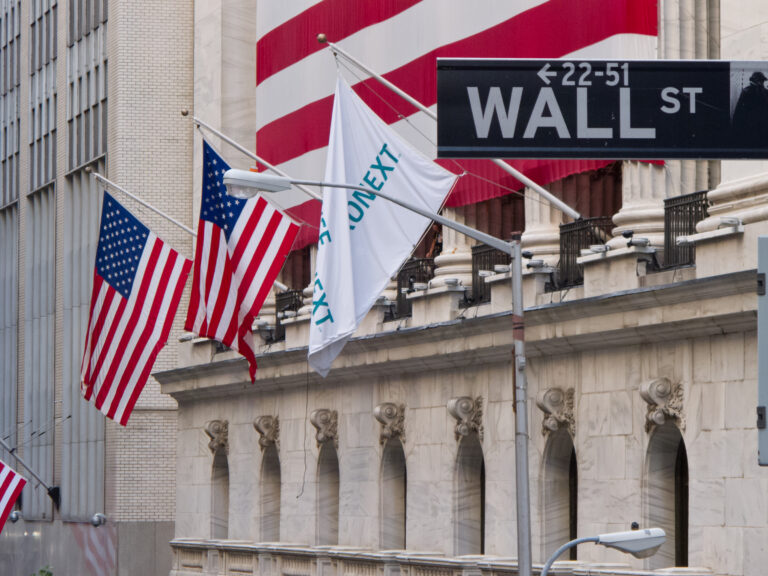Viernes negro en Wall Street: el Nasdaq se desploma más de 2 % y toca su mínimo en casi tres meses