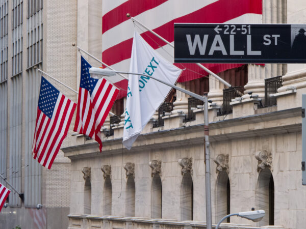 Viernes negro en Wall Street: el Nasdaq se desploma más de 2 % y toca su mínimo en casi tres meses