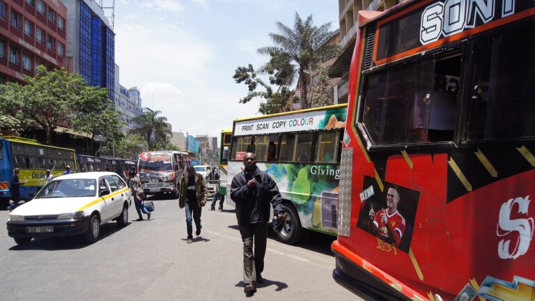 Se derrumba un edificio en construcción en Nairobi y los rescatistas buscan sobrevivientes entre los escombros