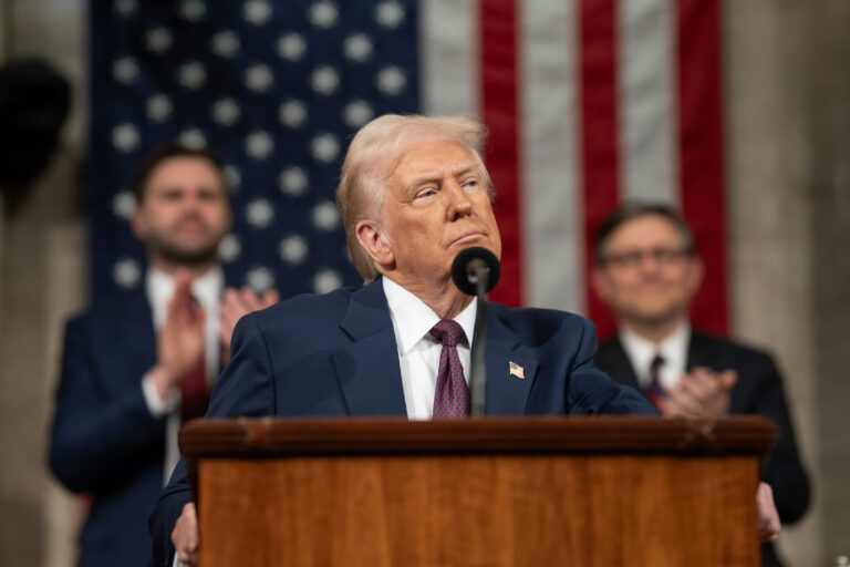 Encuesta NYT/Siena: la aprobación de Trump cae a 36 %, su nivel más bajo, a días de las legislativas