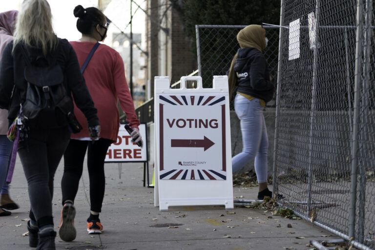 Trump cae a un mínimo histórico del 31 % en las encuestas a diez días de las elecciones de medio término.
