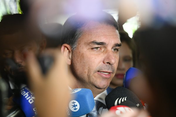 La salida de Flávio Bolsonaro hacia Estados Unidos abre interrogantes sobre su situación judicial