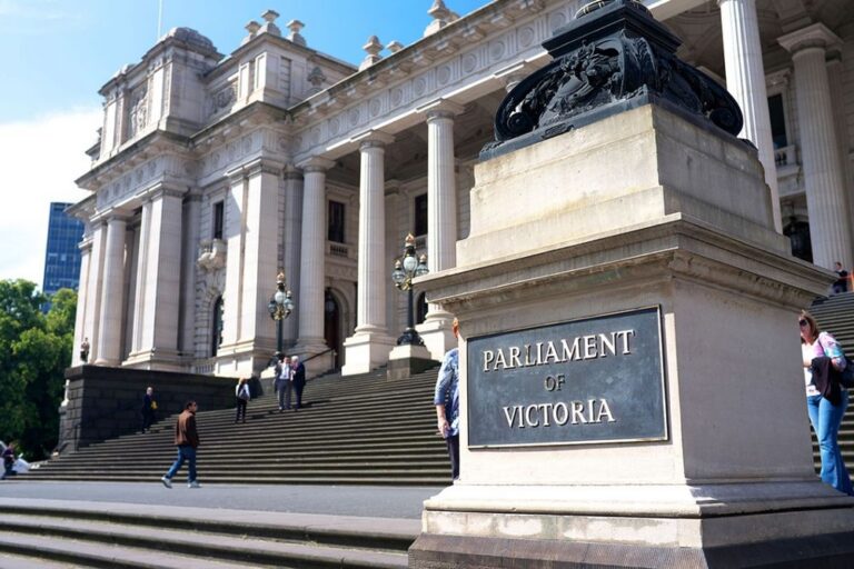 Diputada australiana Helen Haines, en estado crítico tras ser atropellada frente a su oficina