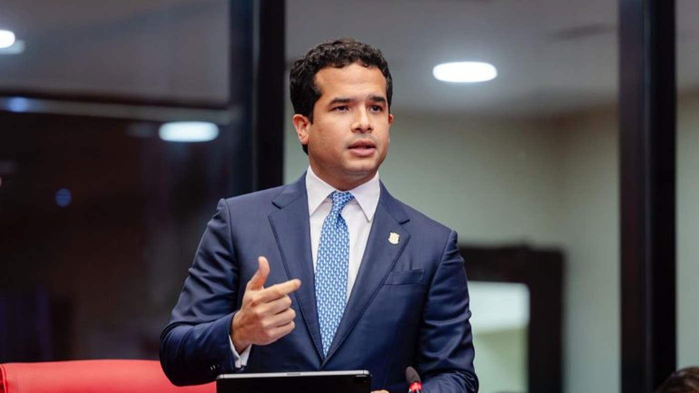 Senador Omar Fernández es ingresado en un centro médico por agotamiento físico