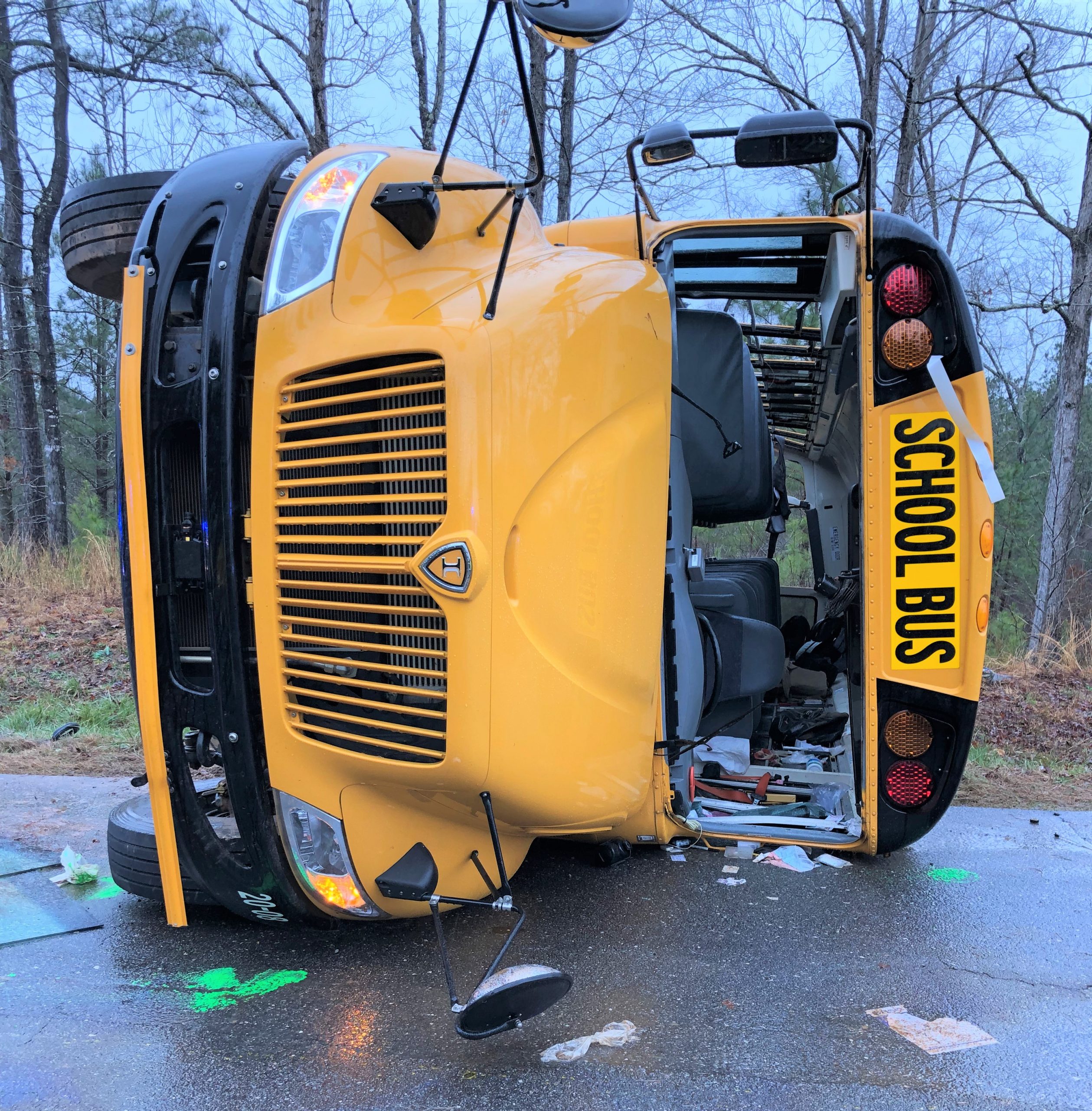 Autobús escolar se vuelca en Florida: dos muertos y 26 heridos