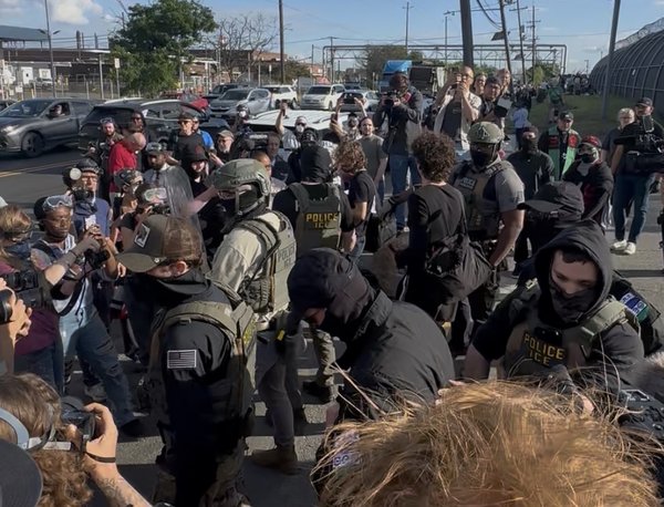 Trasladan detenidos de ICE desde Newark a Luisiana en un vuelo chárter