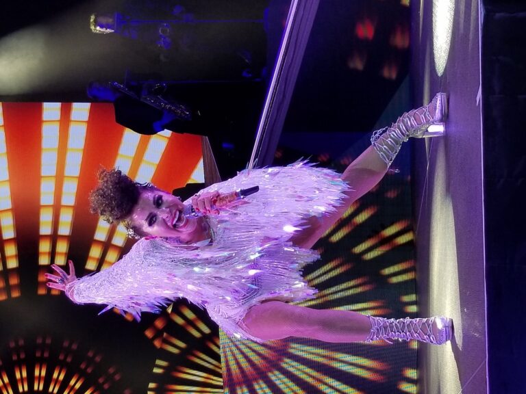 Alejandra Guzmán reúne a miles en el Teatro del Pueblo de la Feria de Tlaxcala