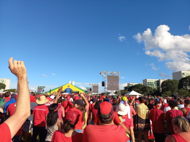 Brasil decide este domingo entre Lula y Flávio Bolsonaro en un balotaje cerrado