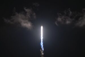Video: el Falcon 9 persigue a la Estación Espacial en un amanecer espectacular