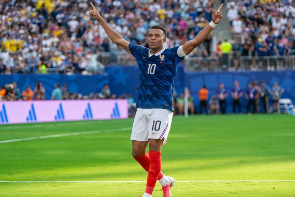Mbappé decide el Clásico con un doblete y el Real Madrid asalta el Camp Nou (1-2)