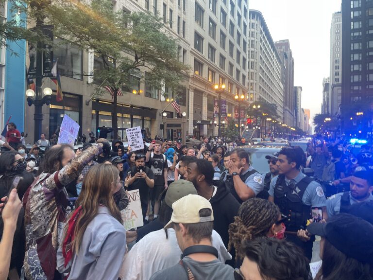 Un video viral muestra a un manifestante que intenta bloquear a agentes de ICE en Chicago