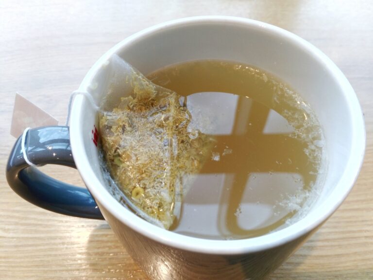 Té de manzanilla para dormir mejor: qué dice la tradición y qué precauciones debes tomar
