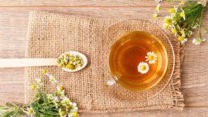 Té de manzanilla con jengibre en ayunas: el remedio para desinflamar el estómago