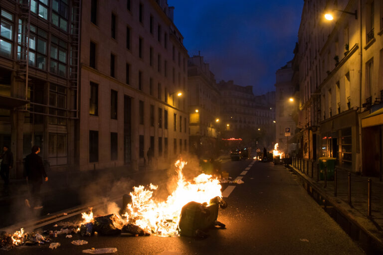 Francia vuelve a las calles: más de 400.000 manifestantes y casi 1.000 detenidos en la segunda gran jornada contra Macron
