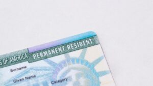 USCIS aplica nuevos controles a latinos que buscan la green card: revisarán si usaron ayudas del gobierno
